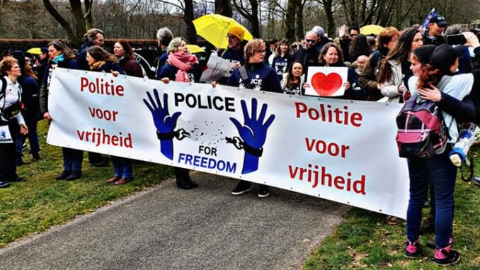 Kritische politie-agent ontslagen: berufsverbot is terug